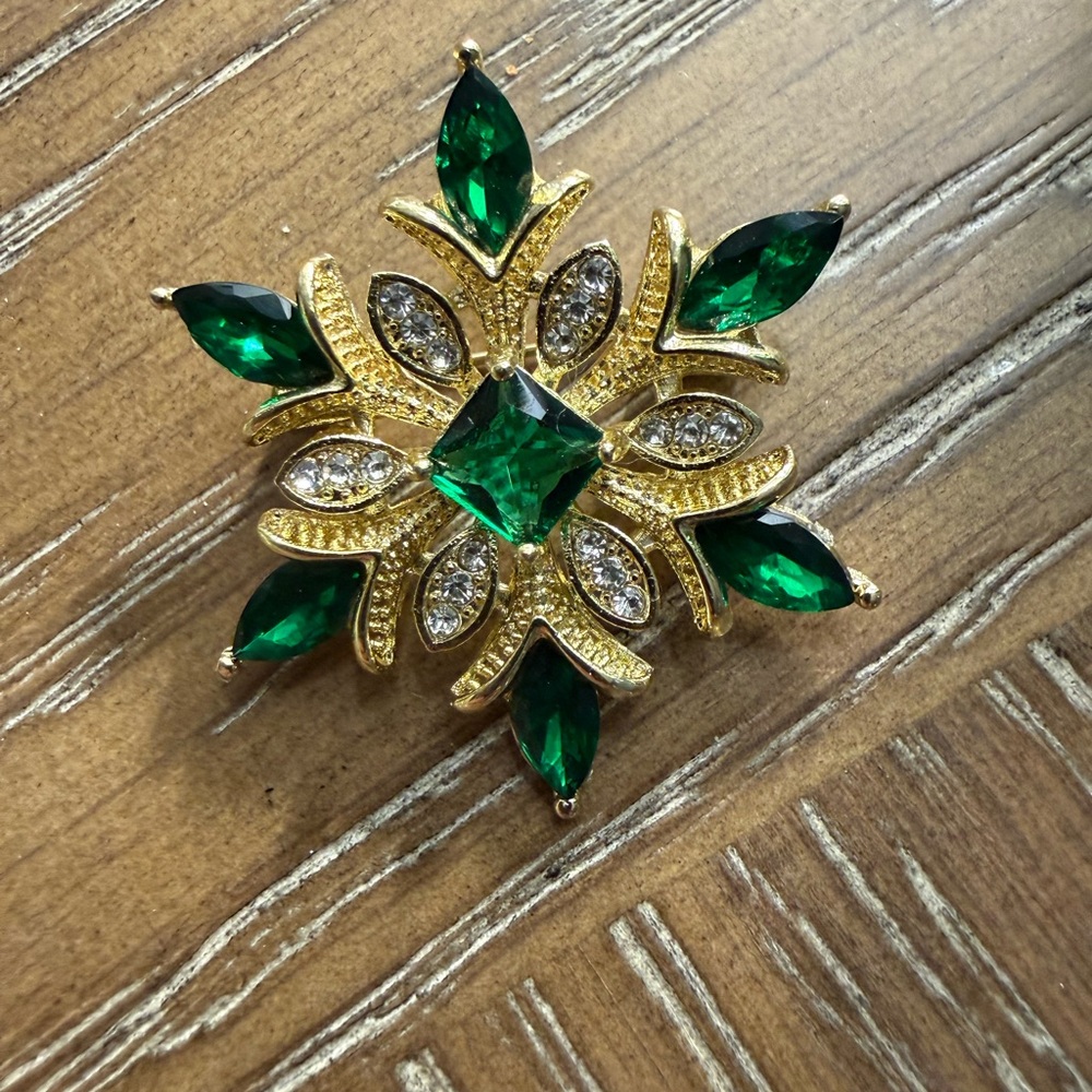 Elegant Gold and Green Brooch